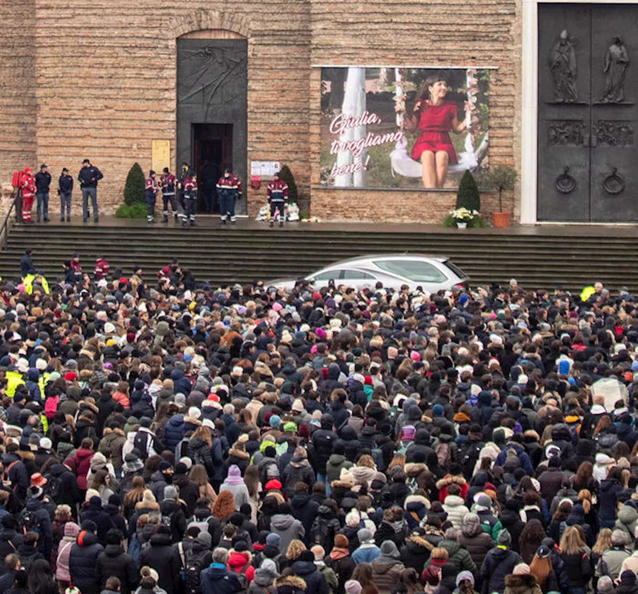 Giulia addio, per lei il rumore di 10mila e rose bianche