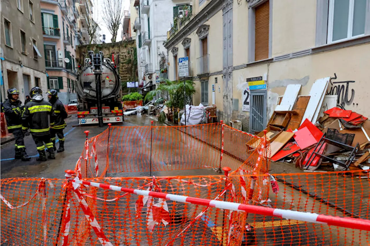 Pioggia a Napoli, fiume di fango in strada del Vomero