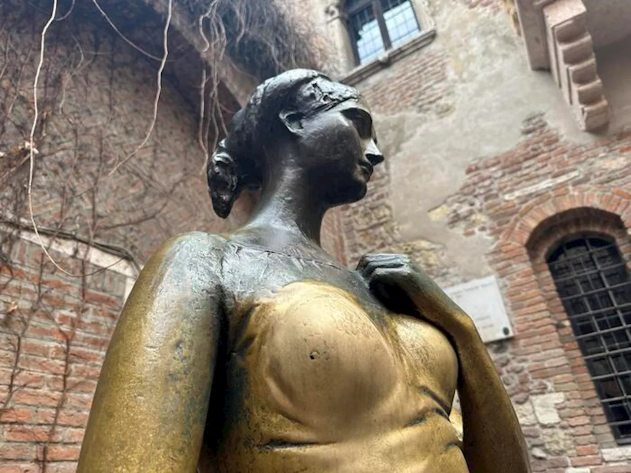 Troppe carezze degli innamorati, 'bucata' statua di Giulietta