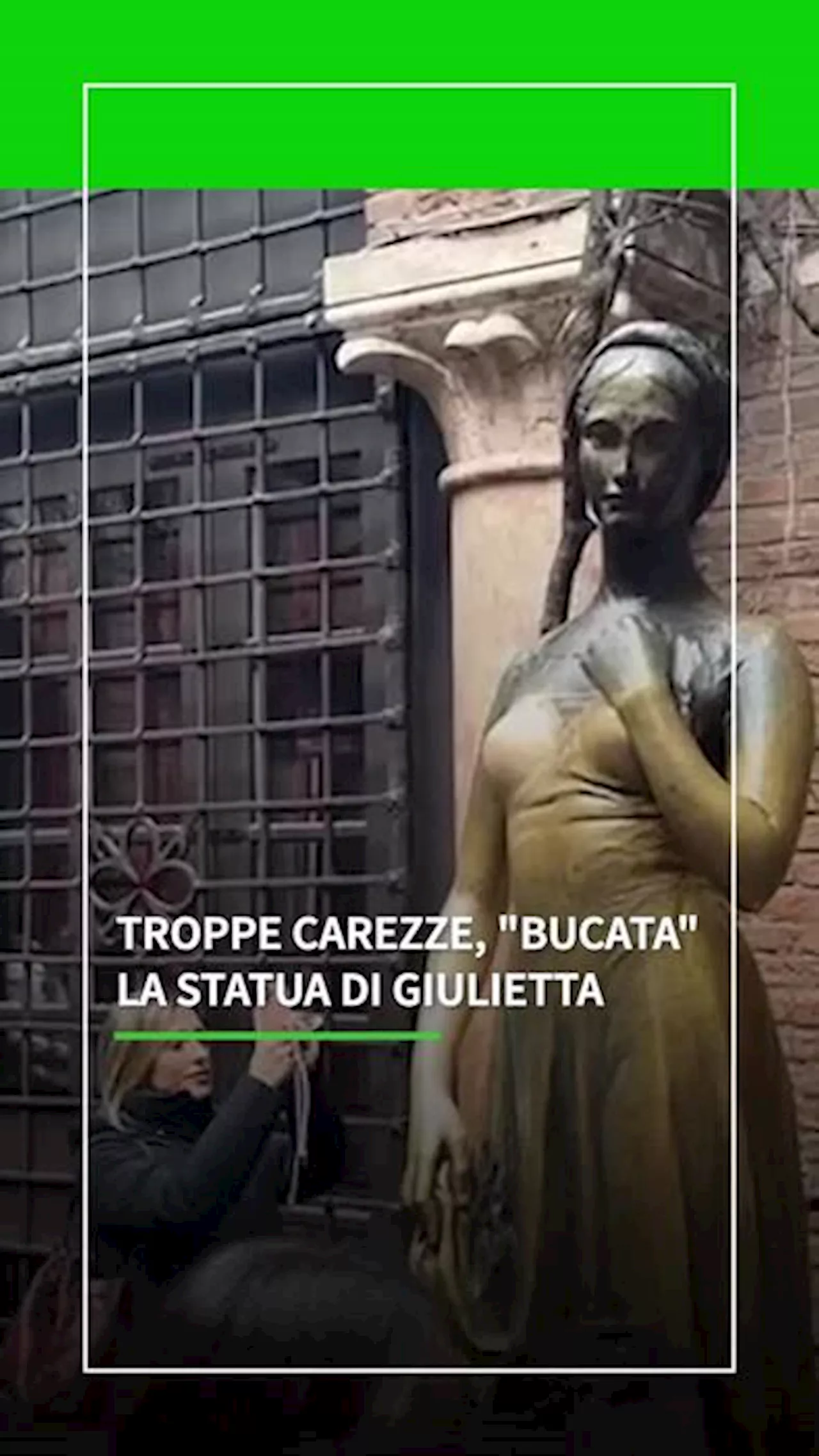 Verona, troppe carezze: 'bucata' la statua di Giulietta