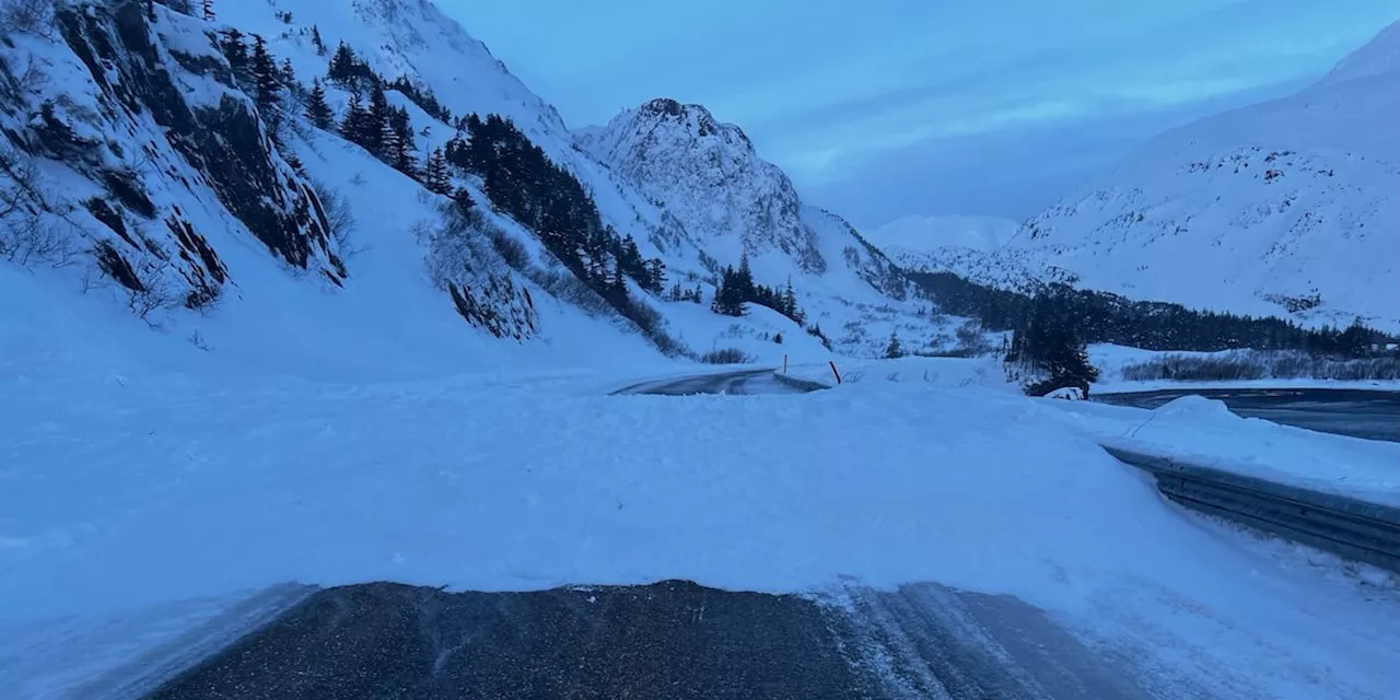 Avalanche briefly closes Whittier tunnel