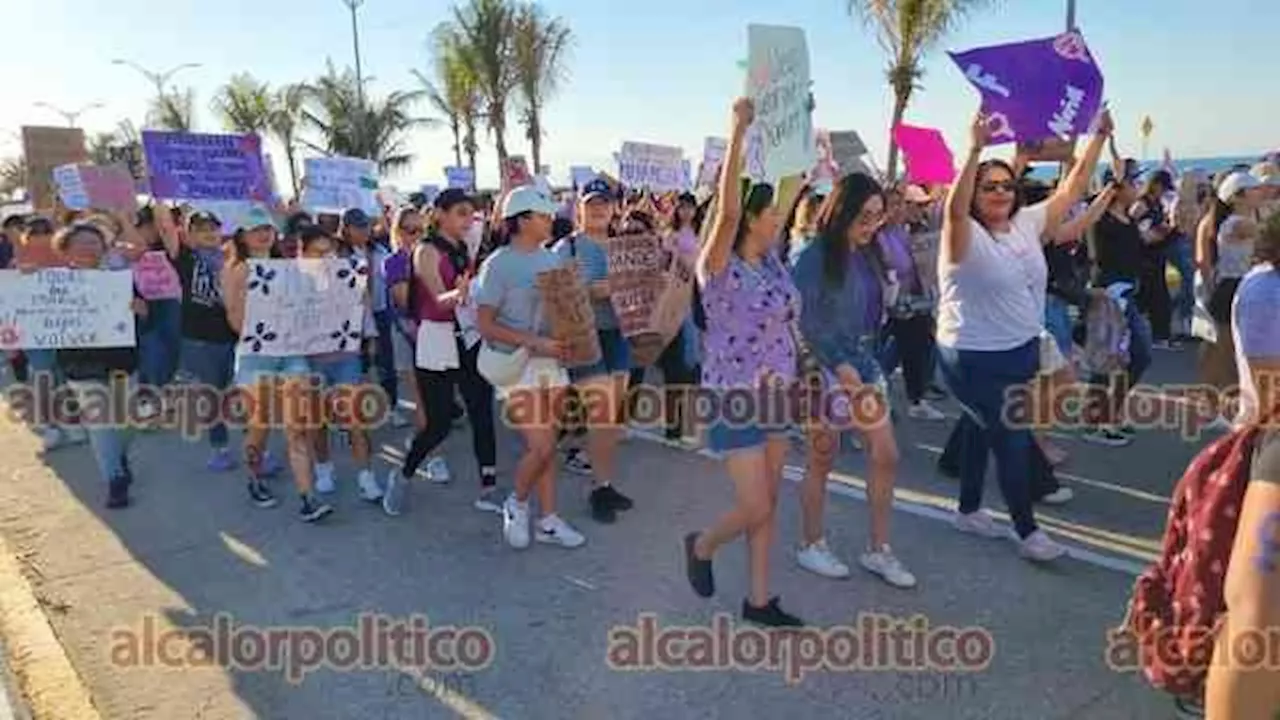 Feministas de Coatzacoalcos se lanzan contra jueces, fiscales y médicos