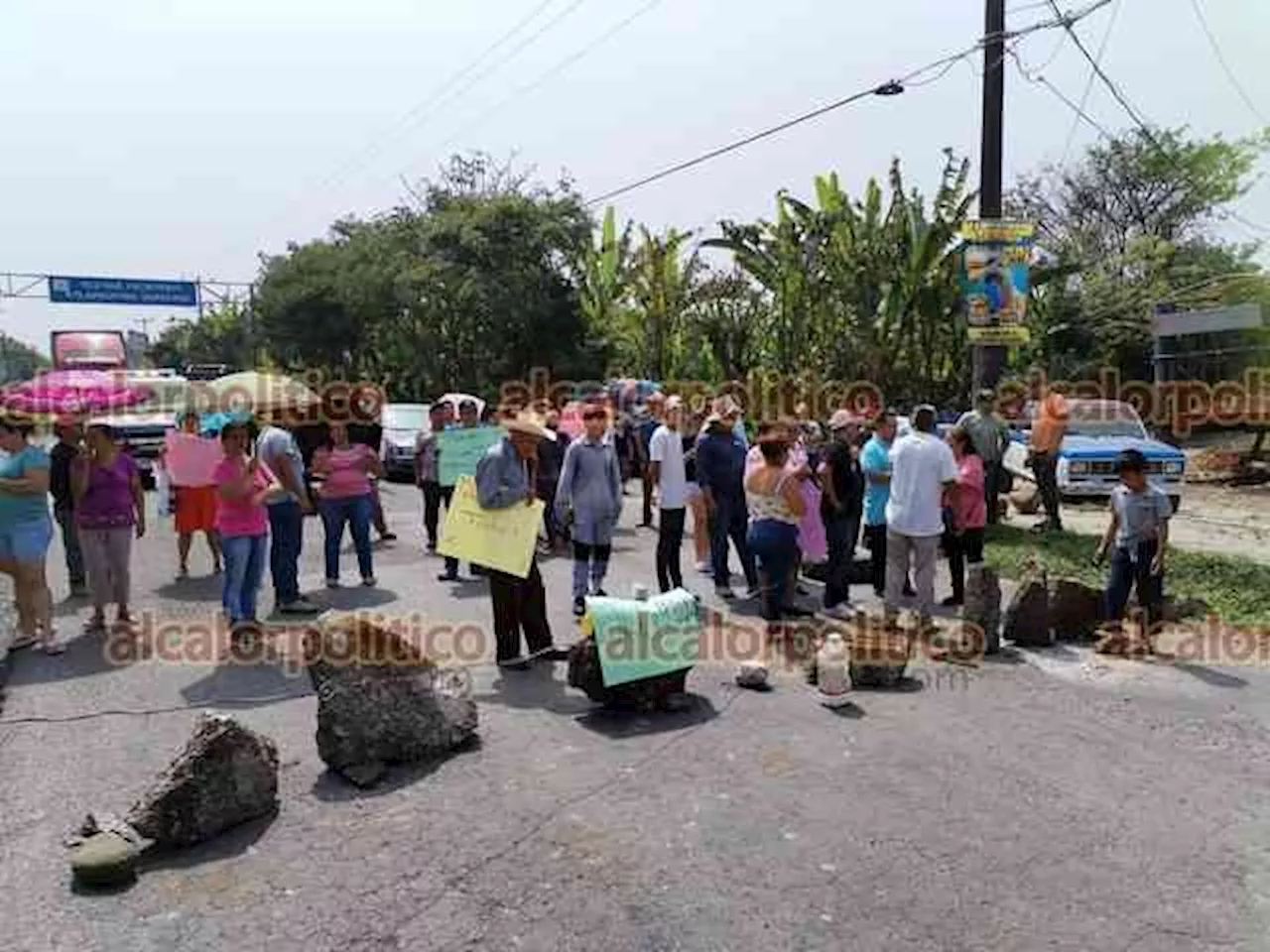 Por supuesta detención arbitraria, bloquean carretera en Tlapacoyan