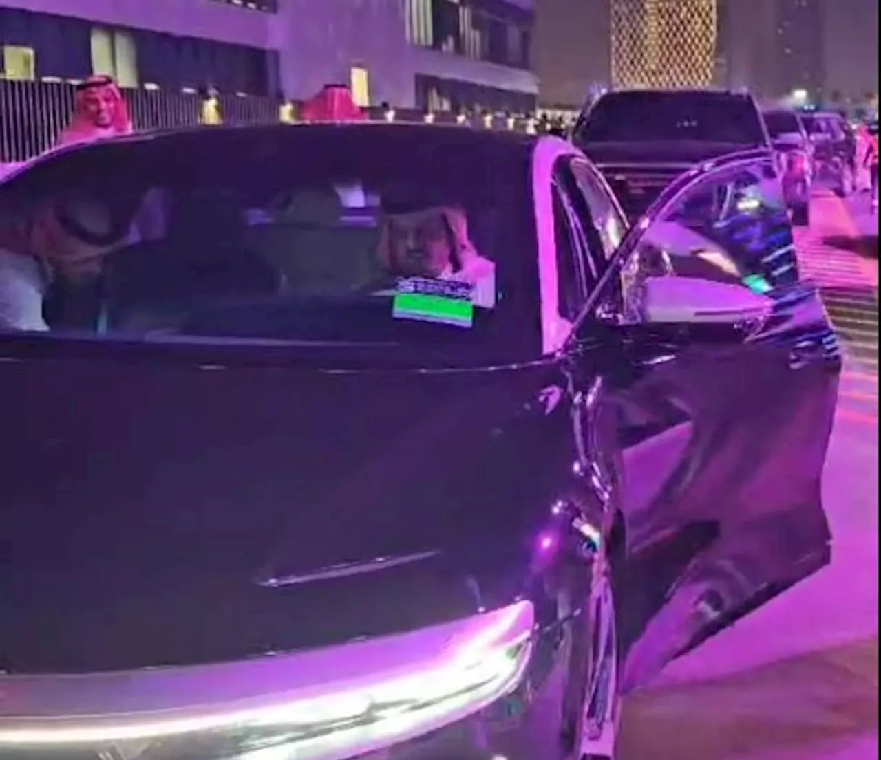 نائب أمير مكة يغادر حلبة فورميلا1 بـ جدة مستقلًّا سيارة ‎لوسيد