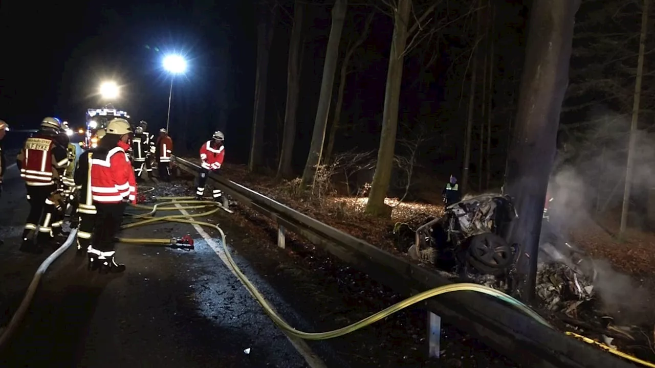 Furchtbarer Unfall in Syke: Mann verbrennt nach Baum-Crash im Auto