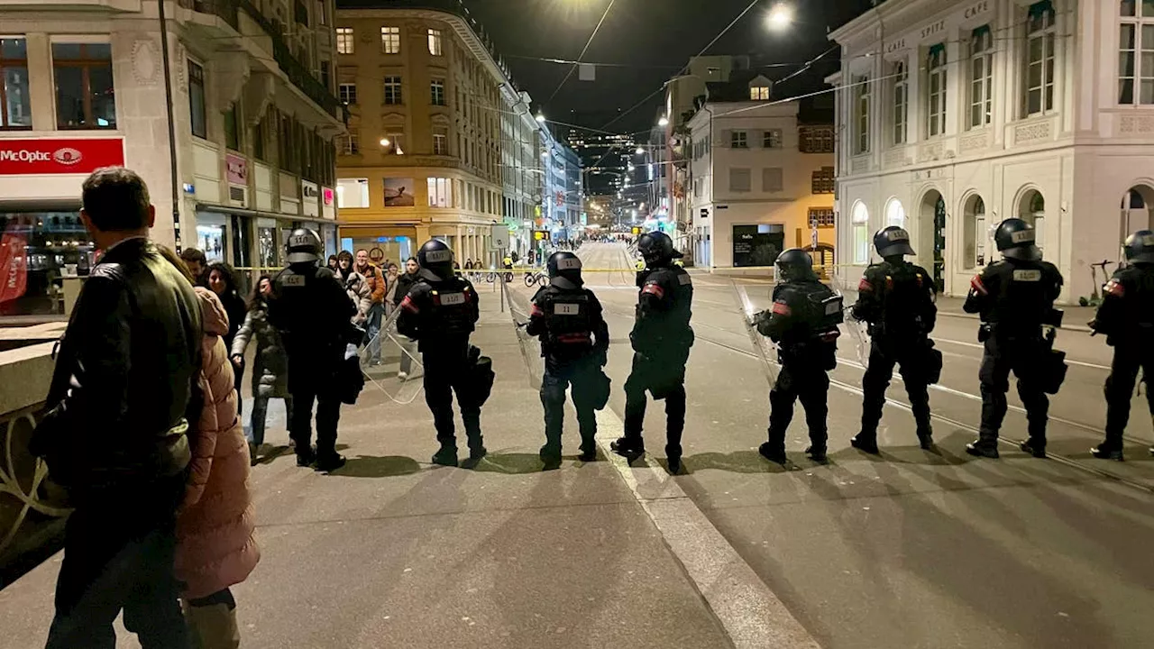 Unbewilligte Demo zum Weltfrauentag in Basel ++ Polizei führt Aktionen gegen Kriminalität im Kleinbasel durch