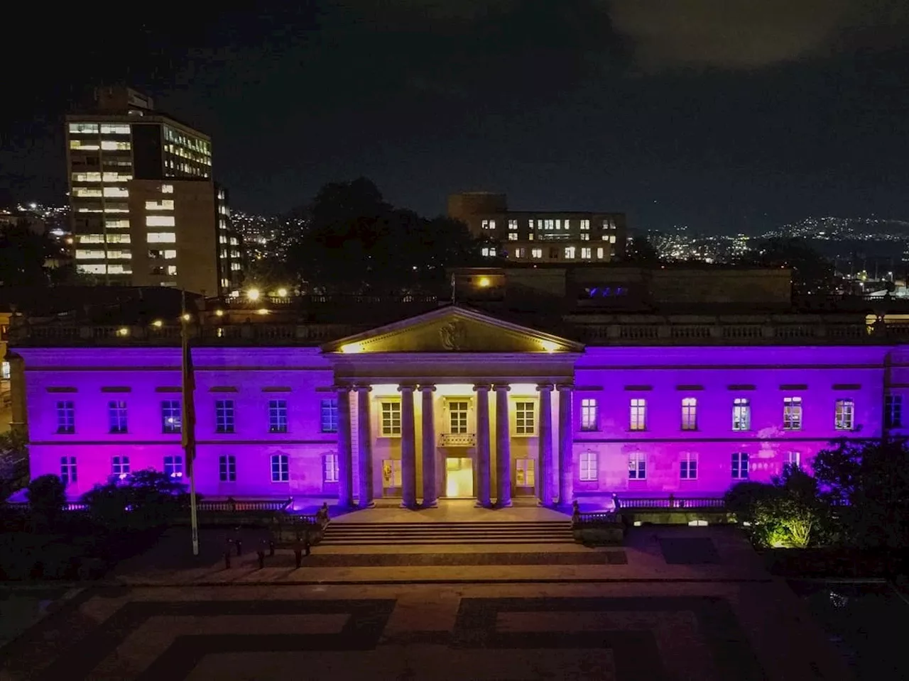 Casa de Nariño se viste de morado para conmemorar el Día Internacional de la Mujer