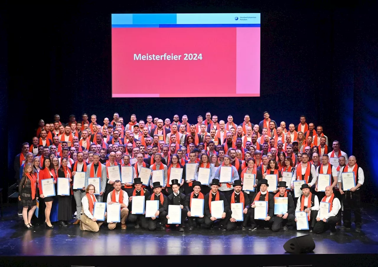 Handwerkerstolz im Hans Otto Theater Potsdam: 201 Meisterbriefe für Nachwuchselite des westbrandenburgischen Handwerks