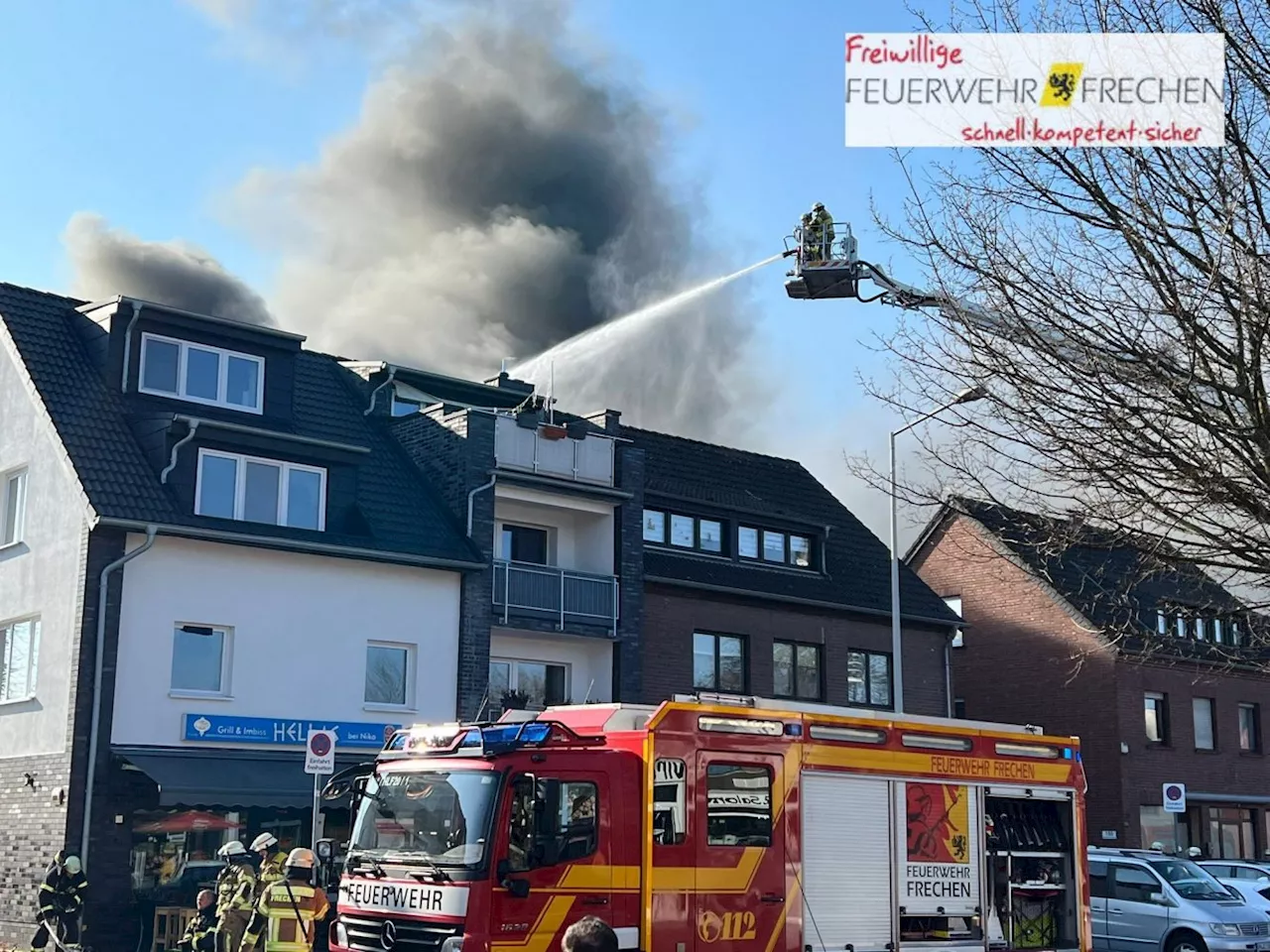 Werkstattbrand in Frechen-Bachem - 12 Personen aus dem umliegenden Gebäude evakuiert