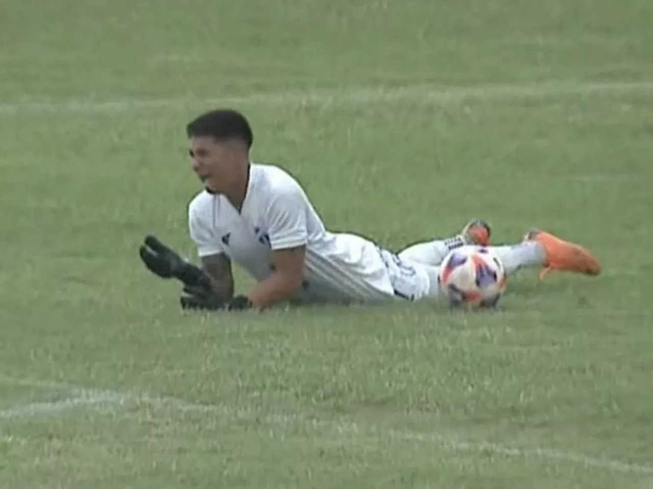 Espeluznante choque en el Promocional Amateur: el arquero de FC Ezeiza se fue en ambulancia con un brutal golpe en la mandíbula