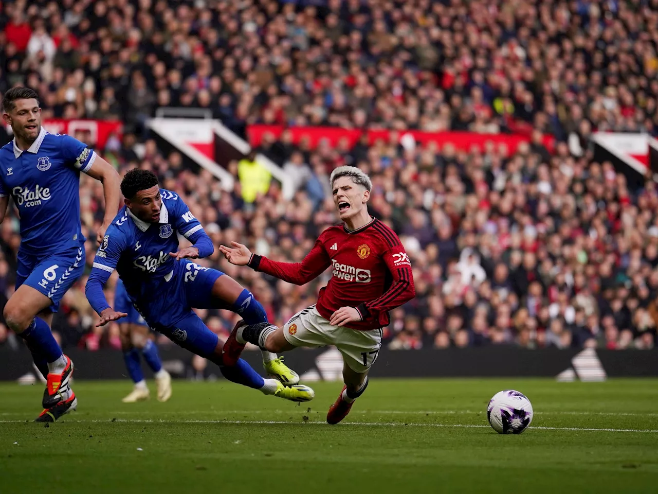 Garnacho estuvo imparable y el Manchester United venció a Everton por dos penales que le cometieron al argentino