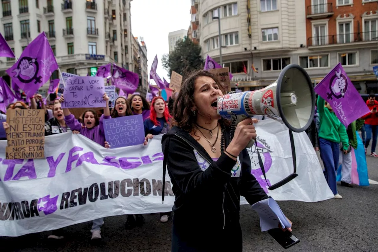 La generación Z se parte en extremos: ellos son los más machistas y ellas, las más feministas