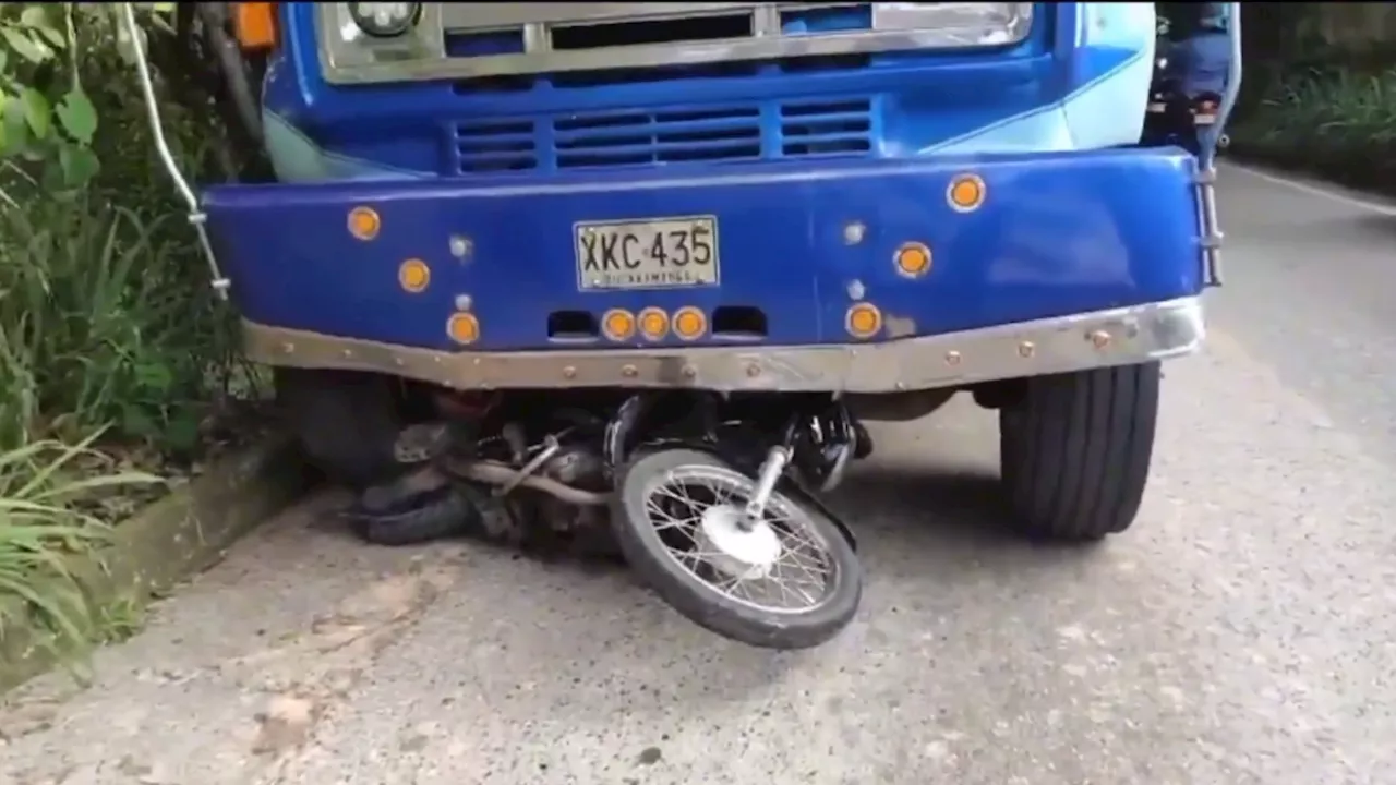 Video: impactante accidente en Santander dejó a motociclista muerto debajo de volqueta