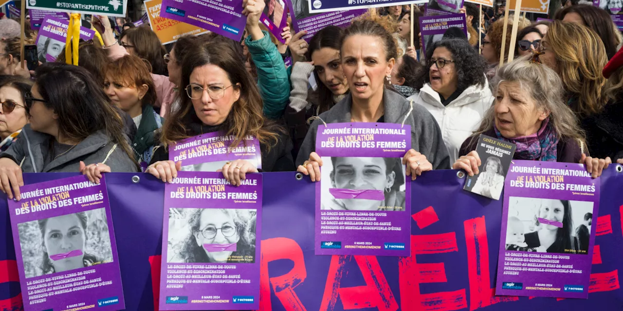 Journée des droits des femmes : des militantes, qui marchaient au nom des femmes victimes du Hamas,...