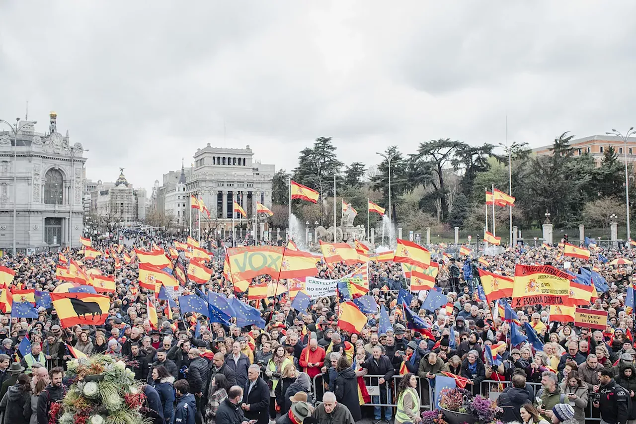 Miles de personas se concentran en Madrid para protestar contra la amnistía y exigir la dimisión de Pedro Sánchez