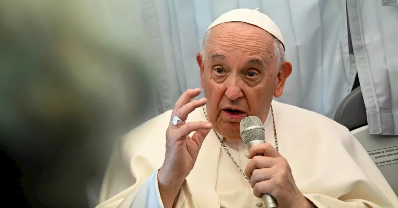 Papa Francesco: “L’Ucraina abbia il coraggio di alzare bandiera bianca e negoziare