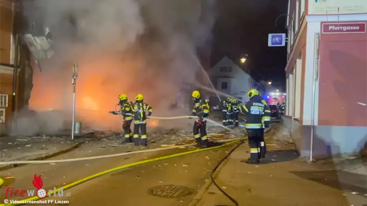 Stmk: Rund 100 Kräfte bei Mehrparteienhaus-Großbrand in Liezen im Einsatz