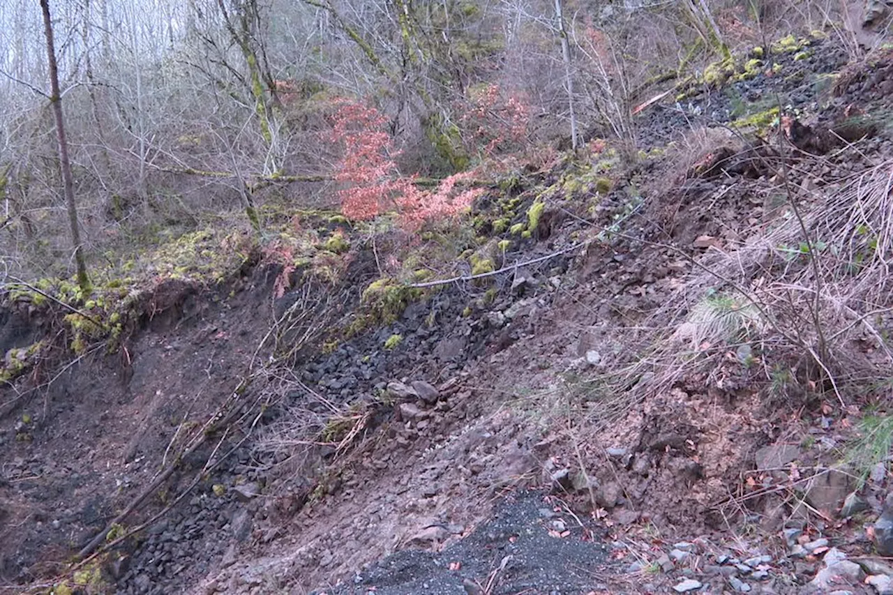 Glissement de terrain : un hameau coupé du monde dans le Cantal