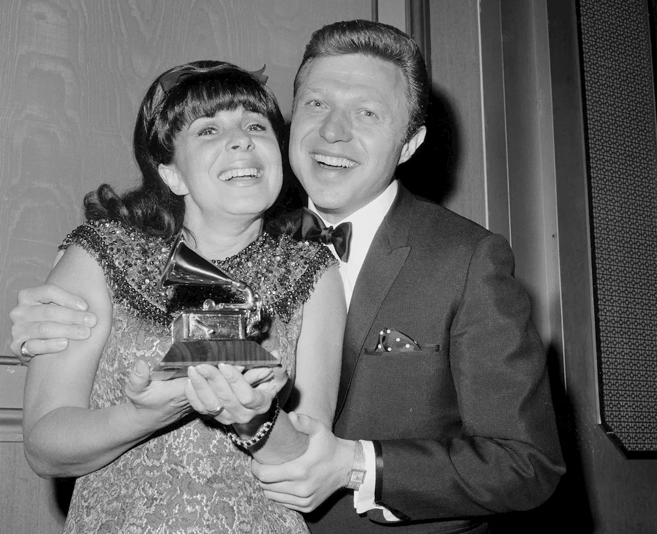 Steve Lawrence, singer, entertainer and half of popular stage duo Steve & Eydie, dies at 88