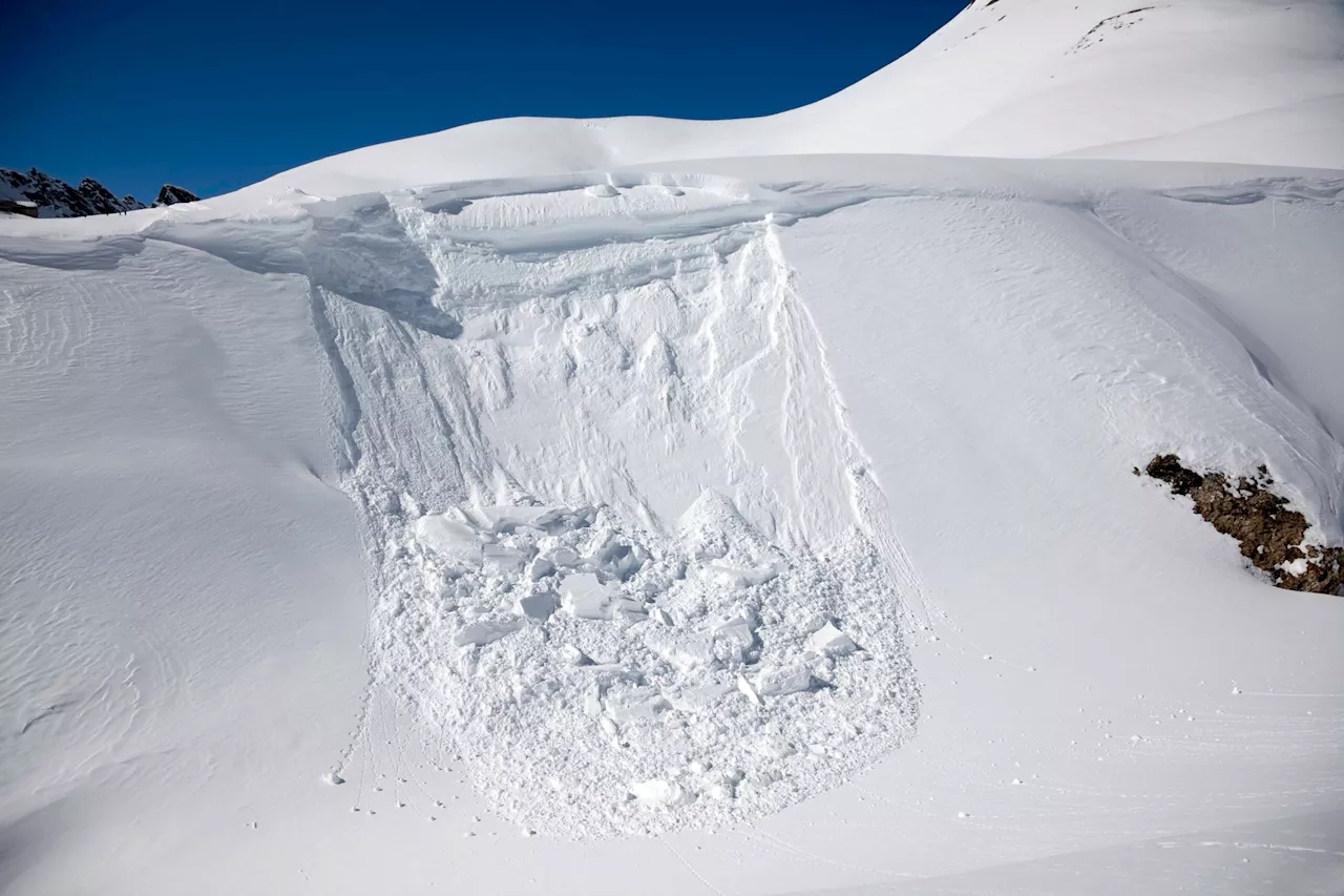 Beim Suchen nach verlorenen Ski werden sie verschüttet