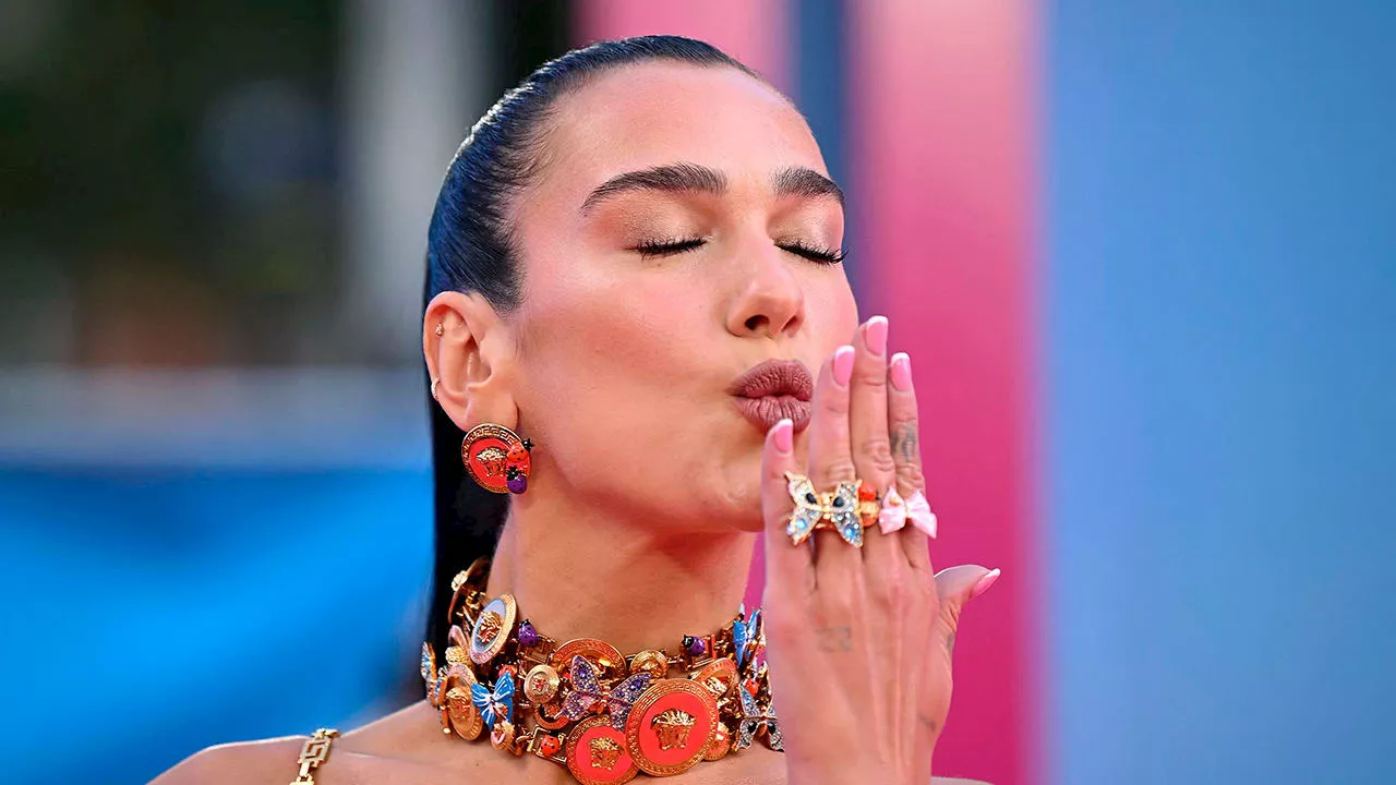 Dua Lipa confiesa qué anillo lleva en ocasiones importantes, ¡y no imaginas quién se lo regaló!