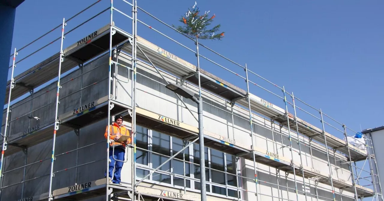 Der Neubau neben dem Chamer Campus feiert Richtfest