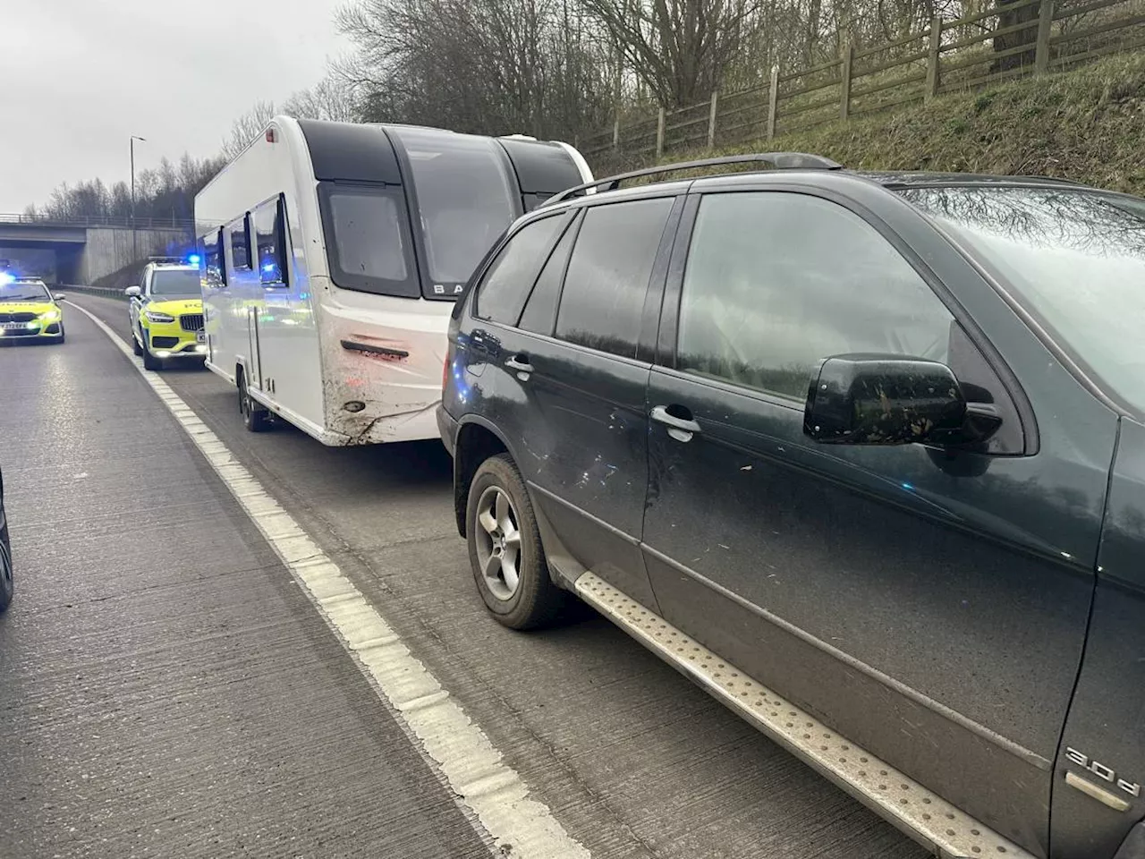 A 11 anni fermato mentre guida un Suv in autostrada: arrestato