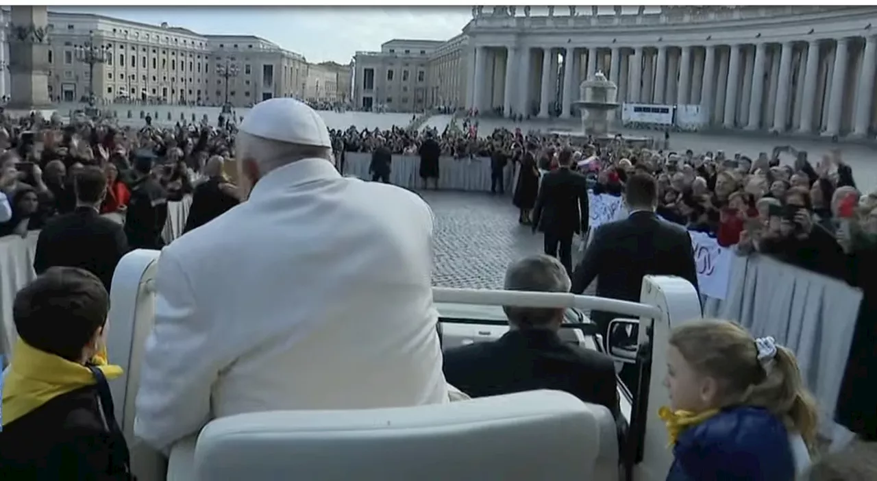 Papa Francesco è ancora raffreddato ma all'udienza usa la jeep per rassicurare i fedeli: in curia circola un l