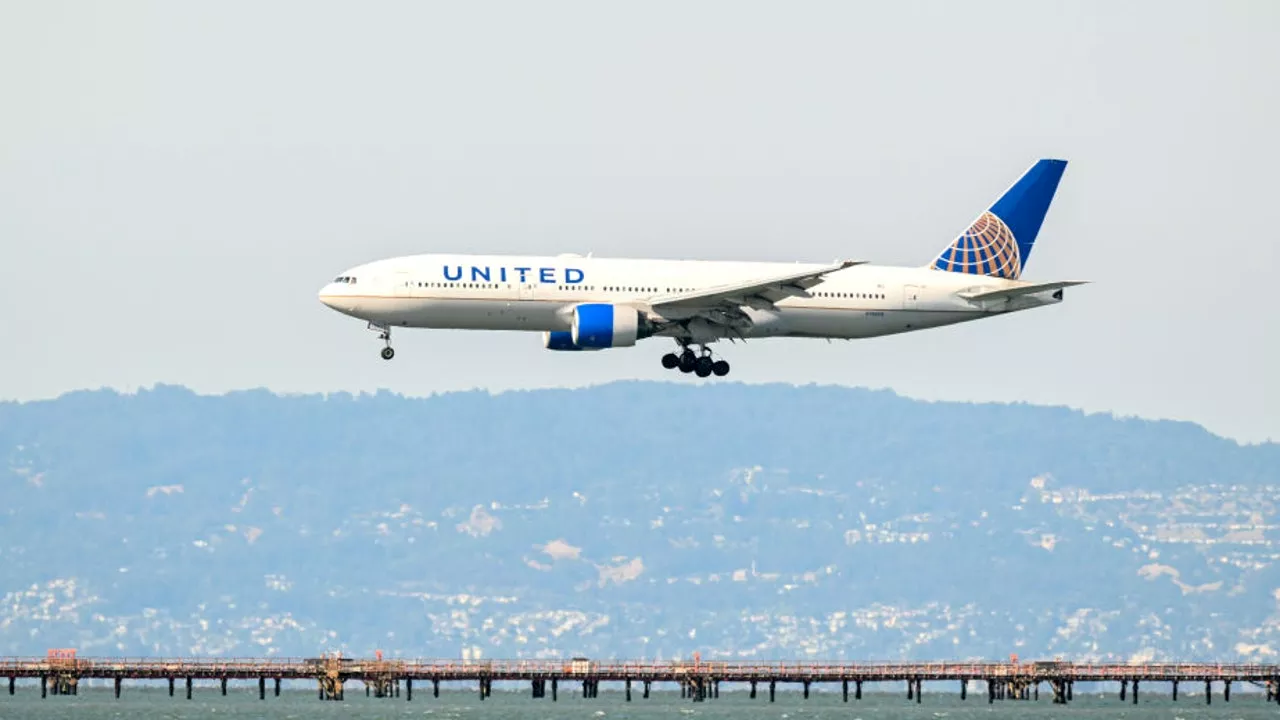 United flight from SFO diverts to LAX after hydraulics failure