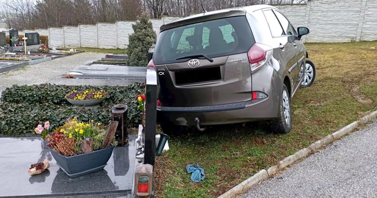 Einsatz auf dem Friedhof: Älterer Mann blieb mit Auto neben Grab stecken