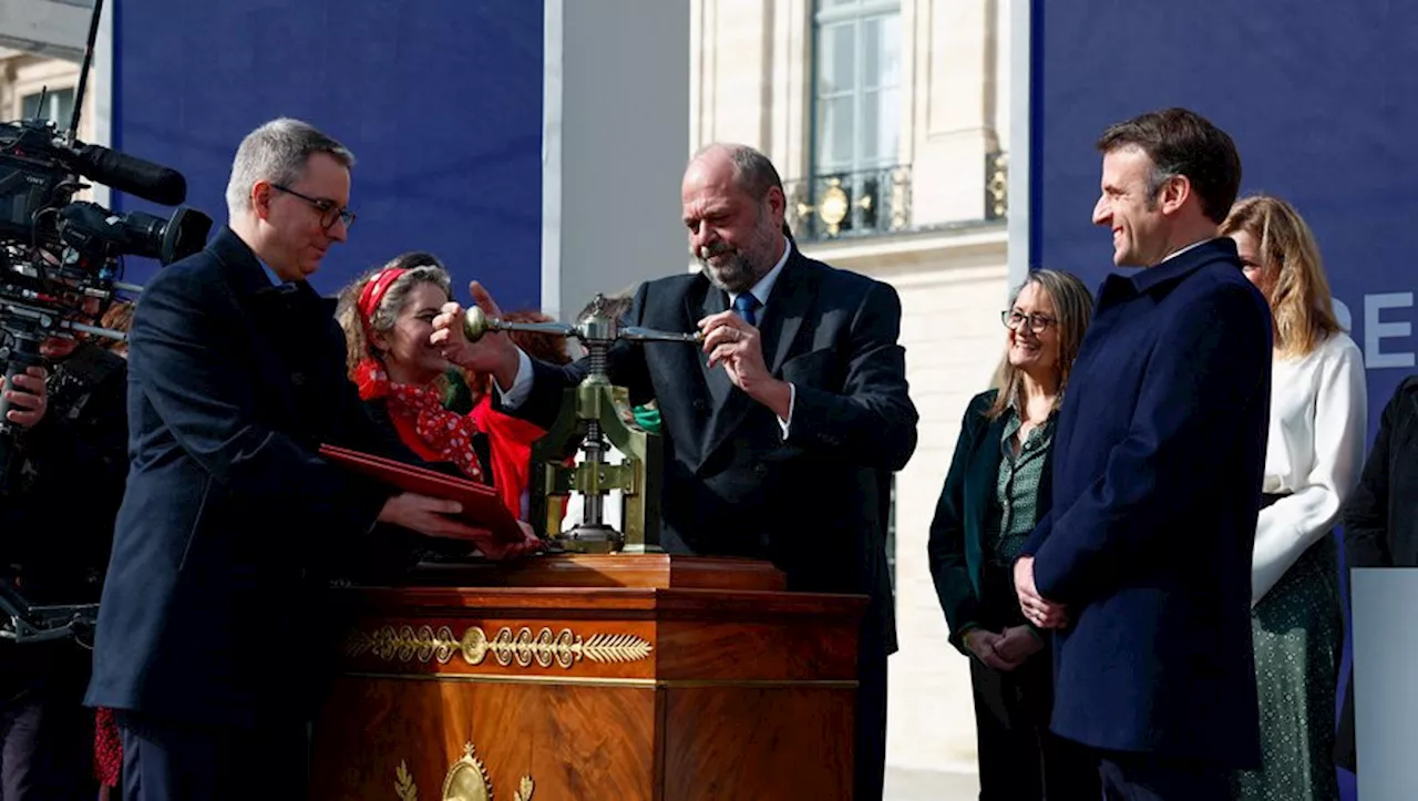 IVG dans la Constitution : Eric Dupond-Moretti scelle le sceau de la République, Emmanuel Macron salue 'un lon