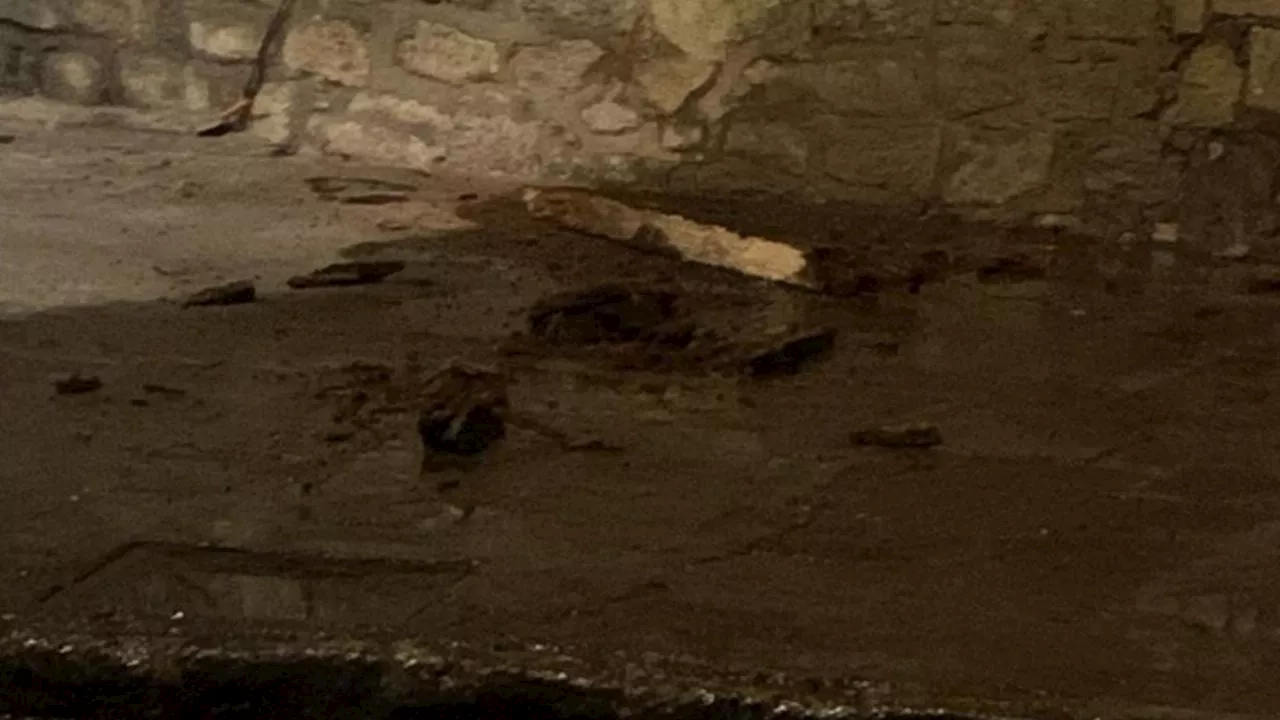 Sorprende y caen pedazos de madera en túnel por fuga de agua en Guanajuato