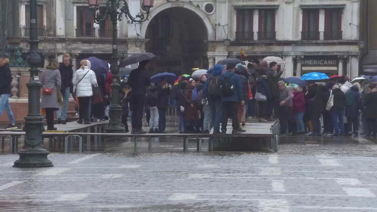 Maltempo al nord, torna l'acqua alta a Venezia: turisti sulle passerelle