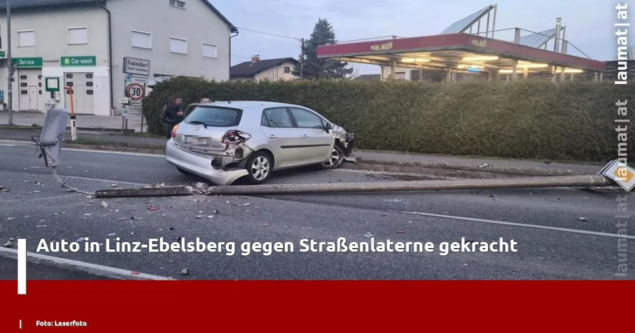 Auto in Linz-Ebelsberg gegen Straßenlaterne gekracht