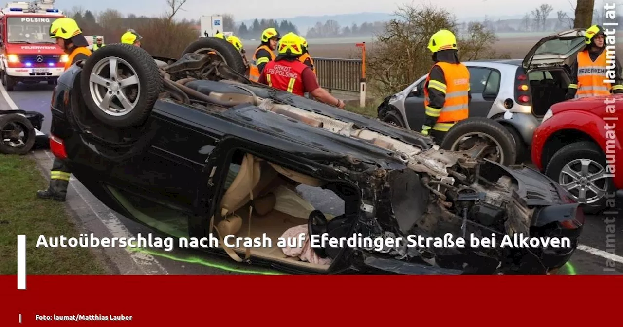 Autoüberschlag nach Crash auf Eferdinger Straße bei Alkoven