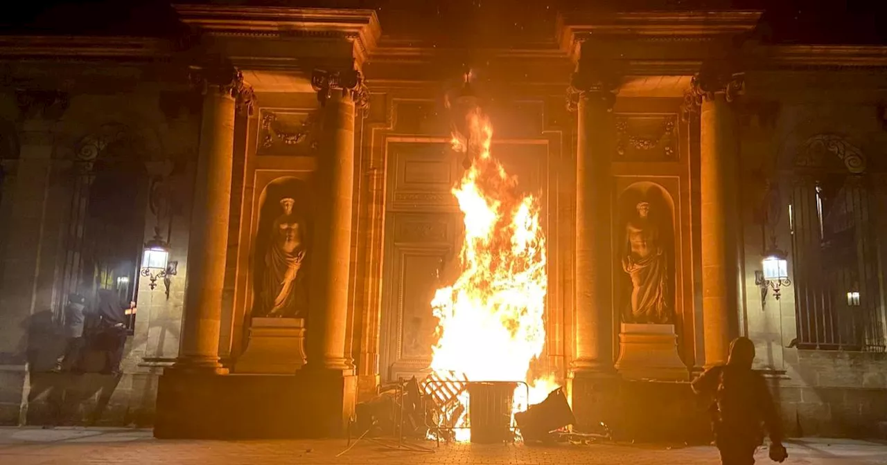 5 individus jugés lundi pour l’incendie de la porte de la mairie de Bordeaux