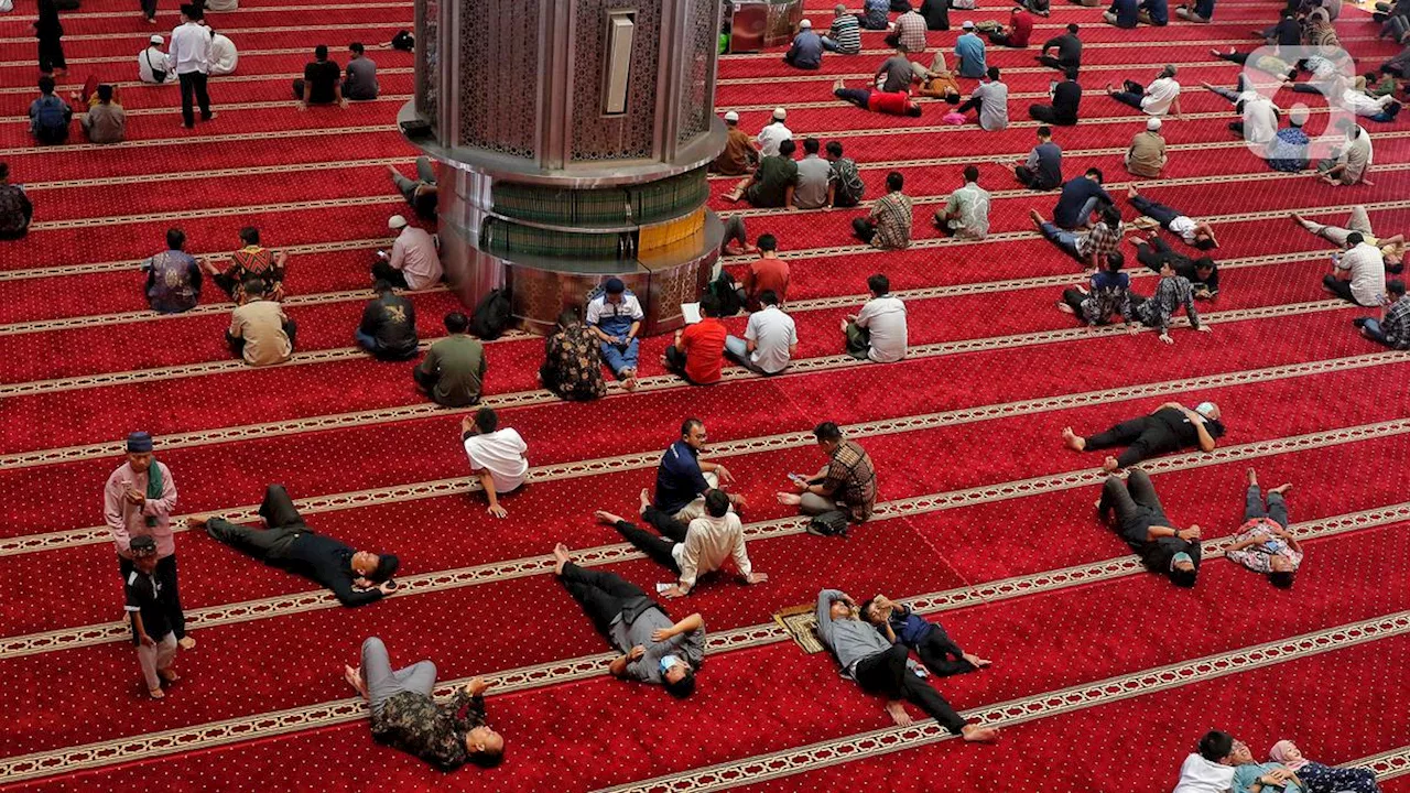 No Debat! Hukum Tidur di Masjid Secara Fiqih, Boleh!