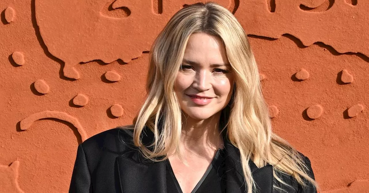 En combinaison moulante et escarpins, Virginie Efira envoûte au défilé Lacoste