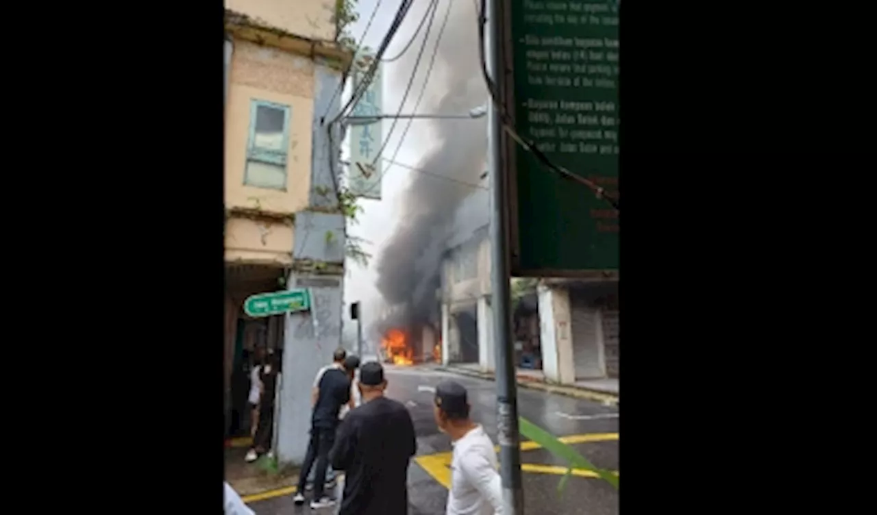 Car catches fire at Jalan Ewe Hai in Kuching, flames spread to four shophouses (VIDEO)