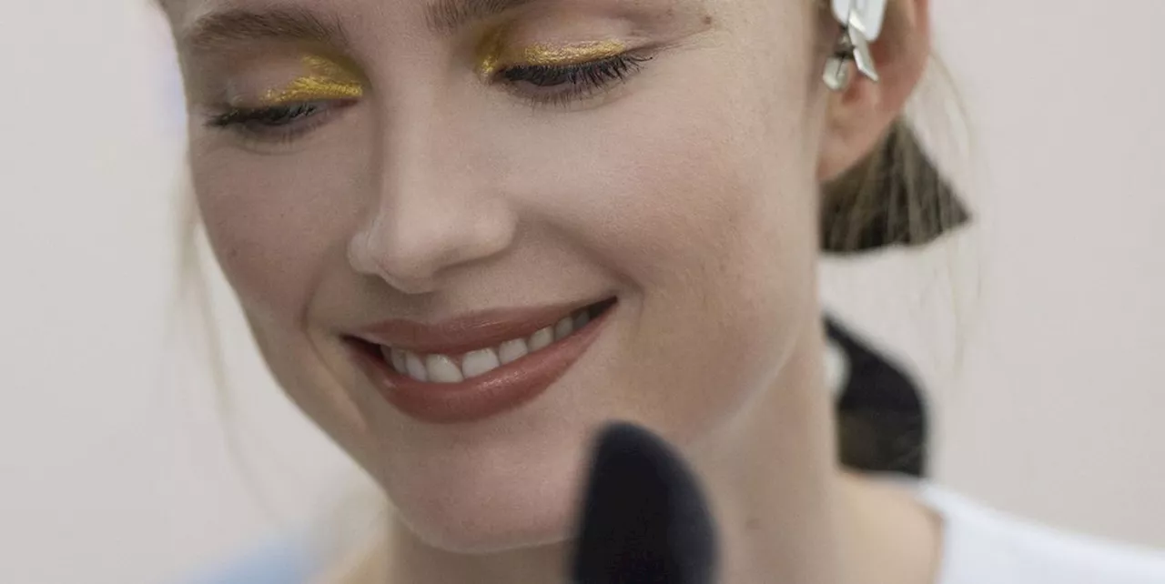 Coda bassa e palpebre dorate, il beauty look Chanel Autunno Inverno 2024/2025