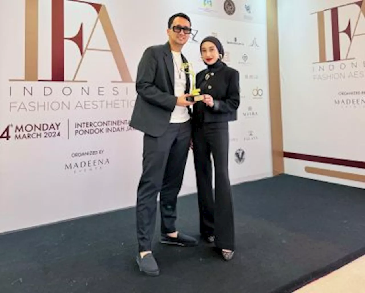 Reza Gladys dan Suami Sabet Penghargaan The Best Couple Preneur Aesthetic 2024