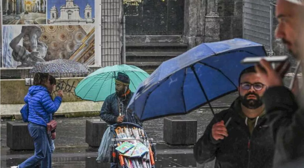 Maltempo, è allerta in mezza Italia: pioggia forte e neve in quota, allarme valanghe e paura per molti fiumi