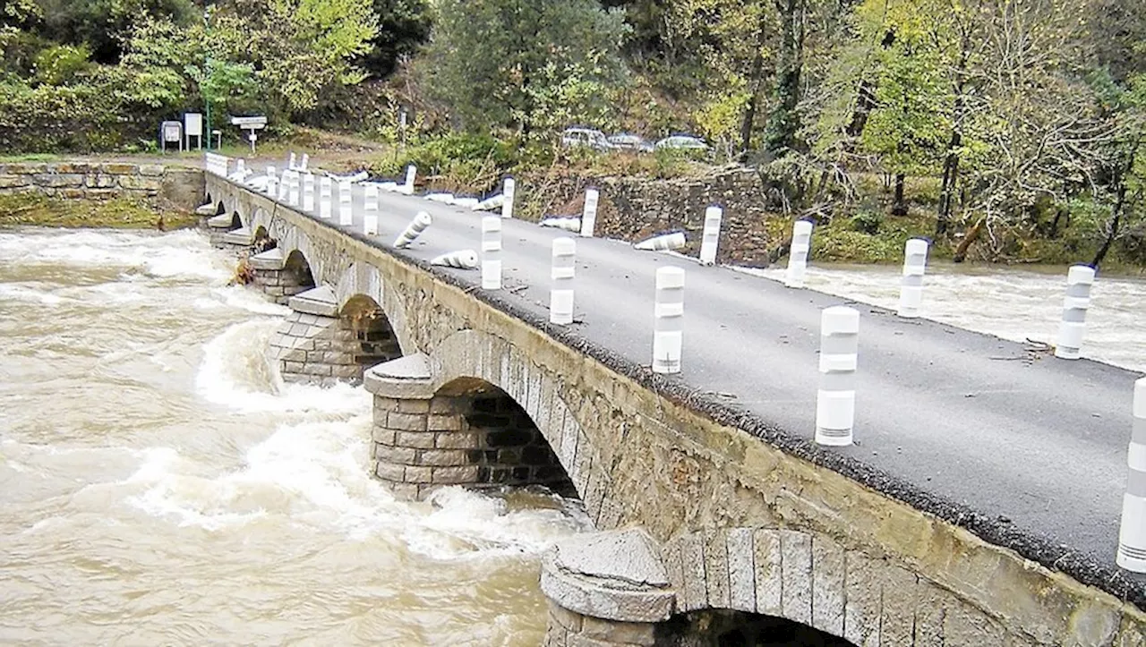 Intempéries dans le Gard : le pont de Drouilhedres, près de Bessèges, fermé à la circulation