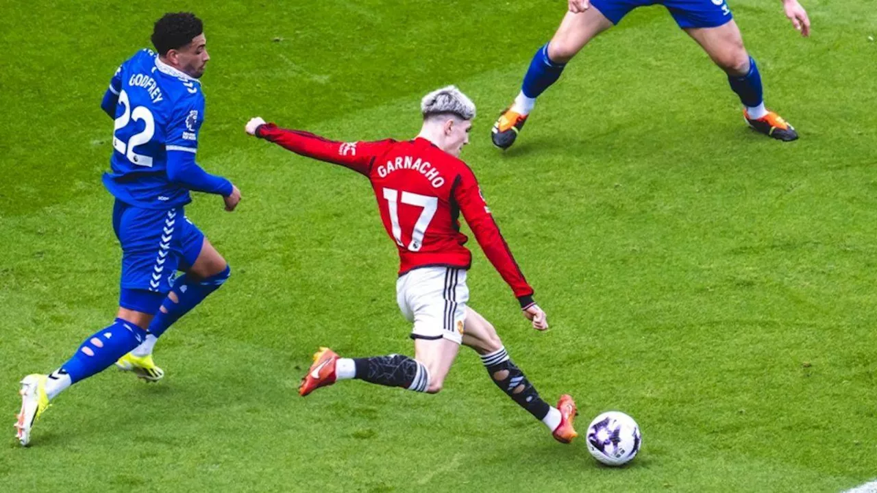 Alejandro Garnacho generó los dos penales para el triunfo del Manchester United frente al Everton