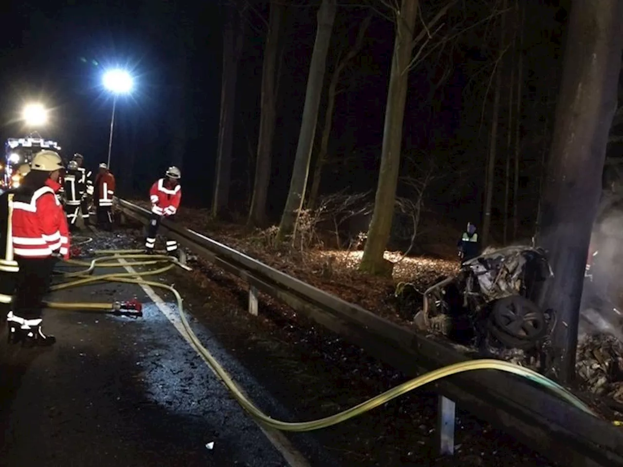 Fahrer verbrennt nach Unfall im Auto