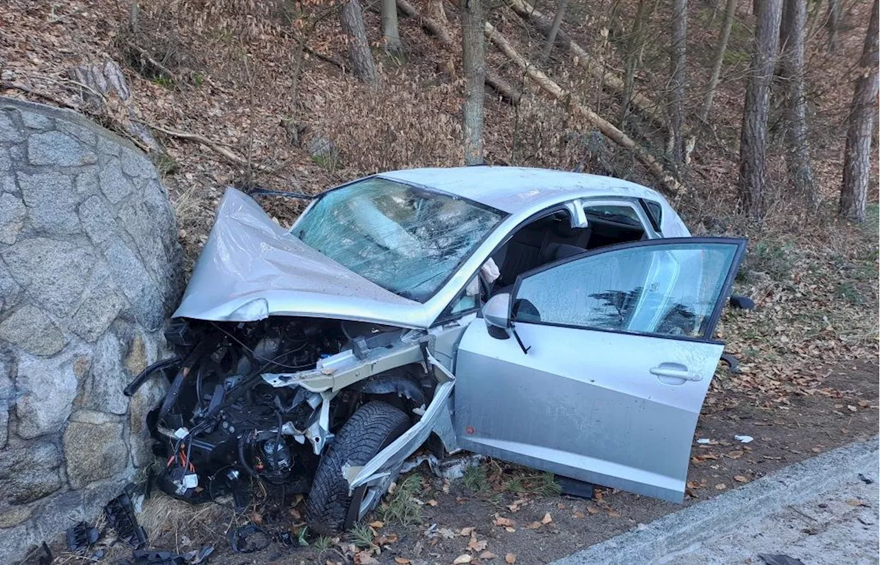 Bei Roding mit Auto gegen Mauer gekracht: 18-jähriger Fahrer wird schwer verletzt