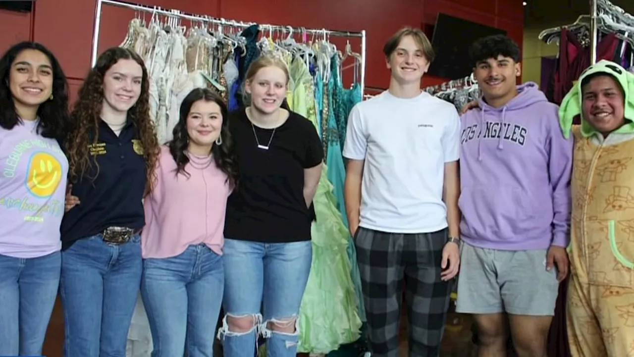 Pop-up shop gets Johnson County students ready for prom