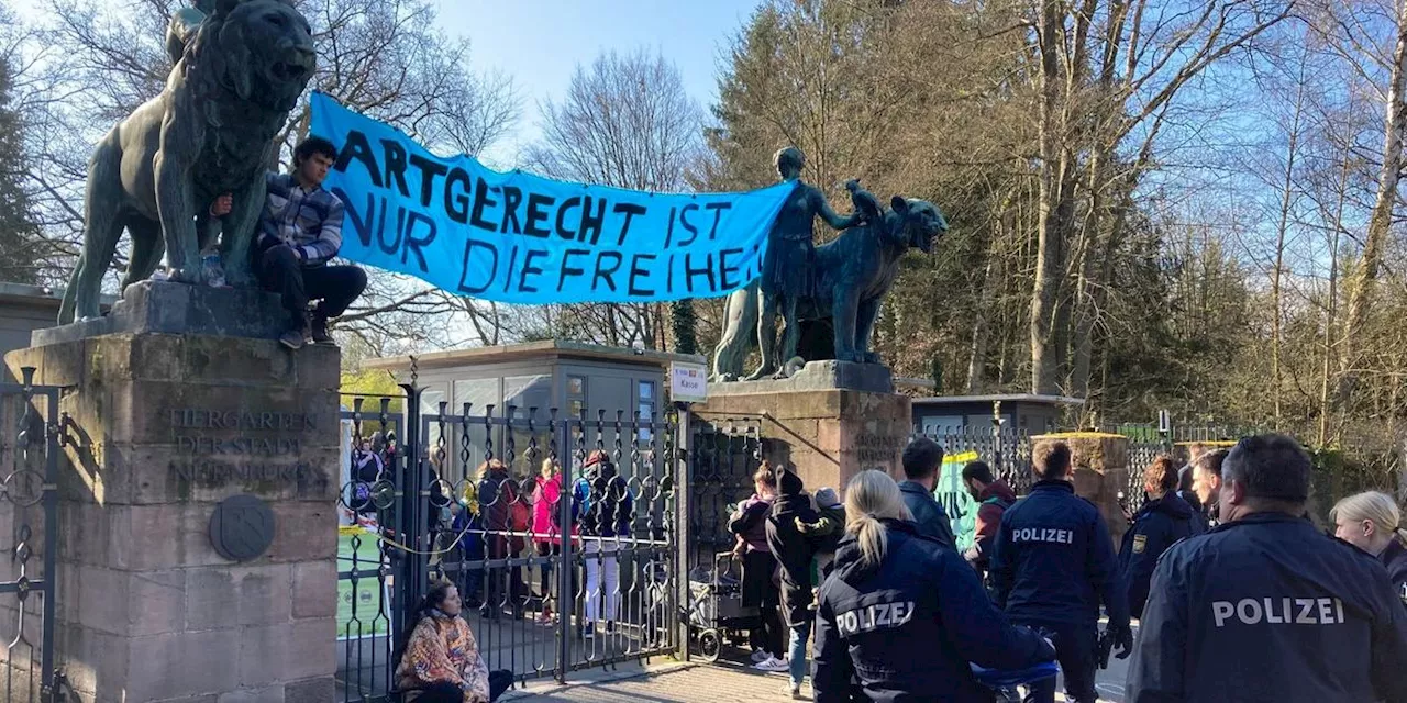 Aktivisten blockieren Eingang des Nürnberger Tiergartens