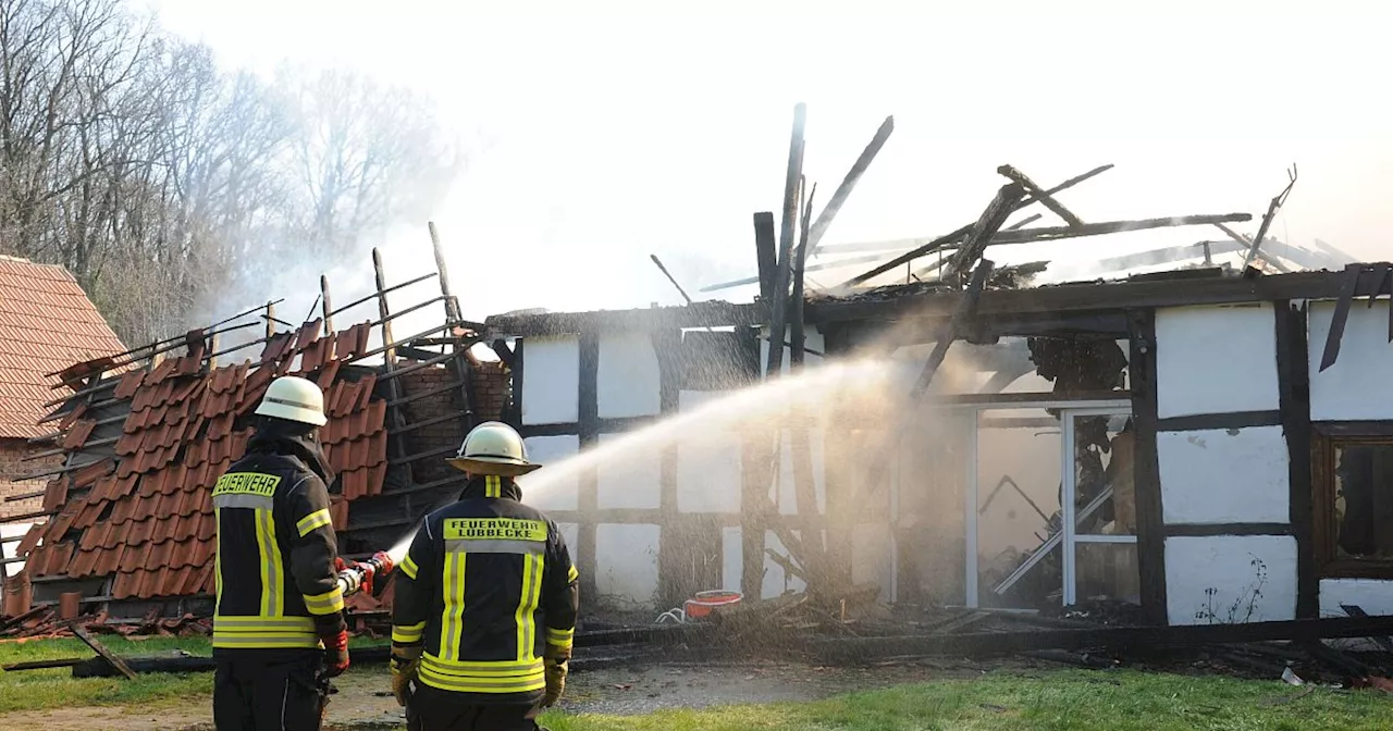 Flammen zerstören Fachwerkhaus in Lübbecke