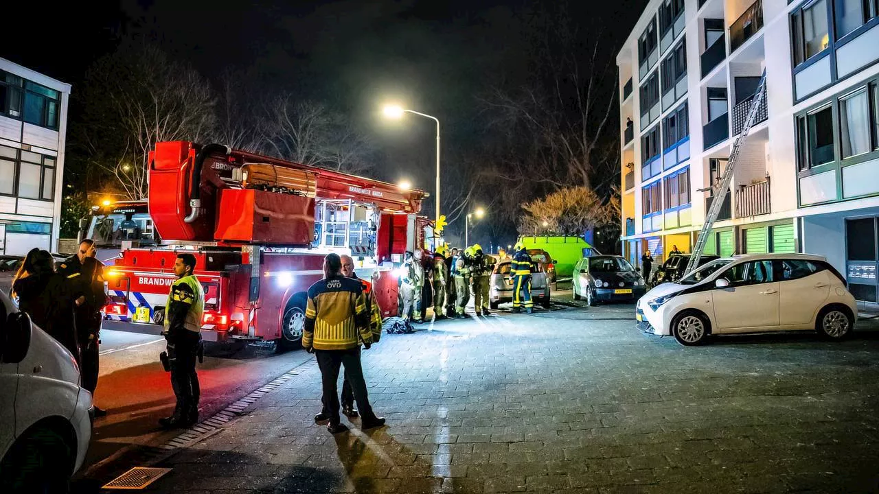 Flat ontruimd vanwege brand, brandweer redt bewoners van balkons